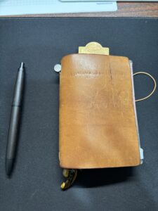トラベラーズノートと愛用ペンを並べた手書き環境
